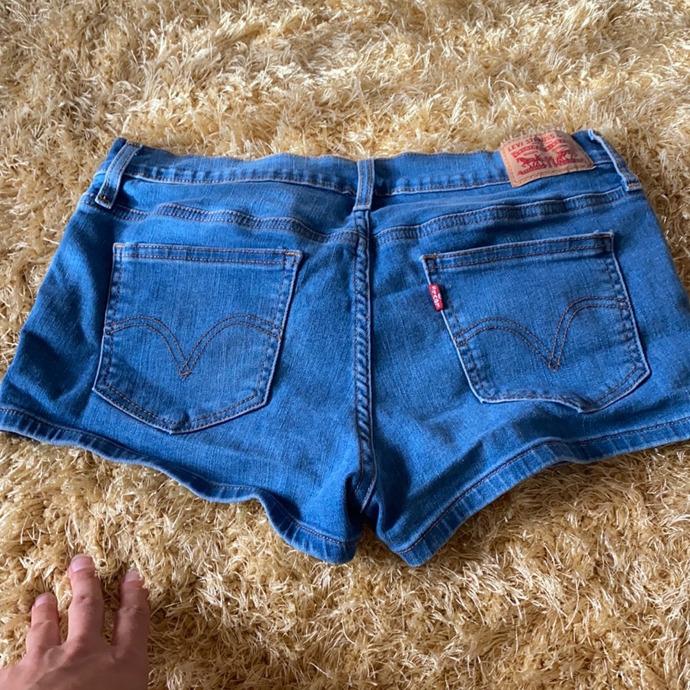 Levi short shorts size 28